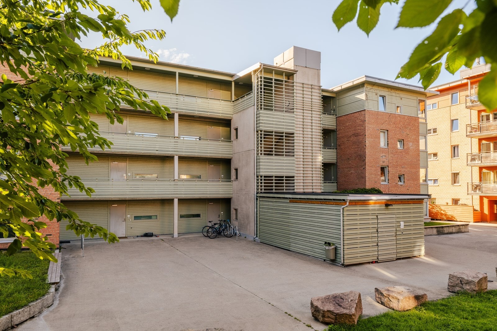 Baglerlunden Borettslag fra 2005, med fasiliteter som lukket sykkelparkering og kjellerbod. Galleribilde