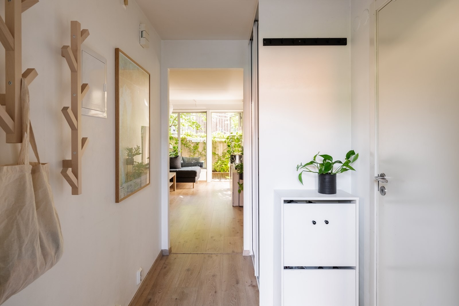 Innbydende entré med plass til oppbevaring av yttertøy og sko. Galleribilde