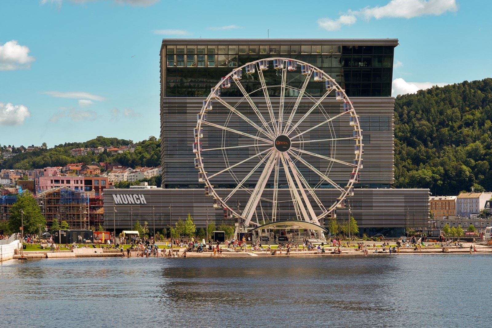 Fra leiligheten er det kort vei til Bjørvika med blant annet MUNCH og Operaen. Galleribilde