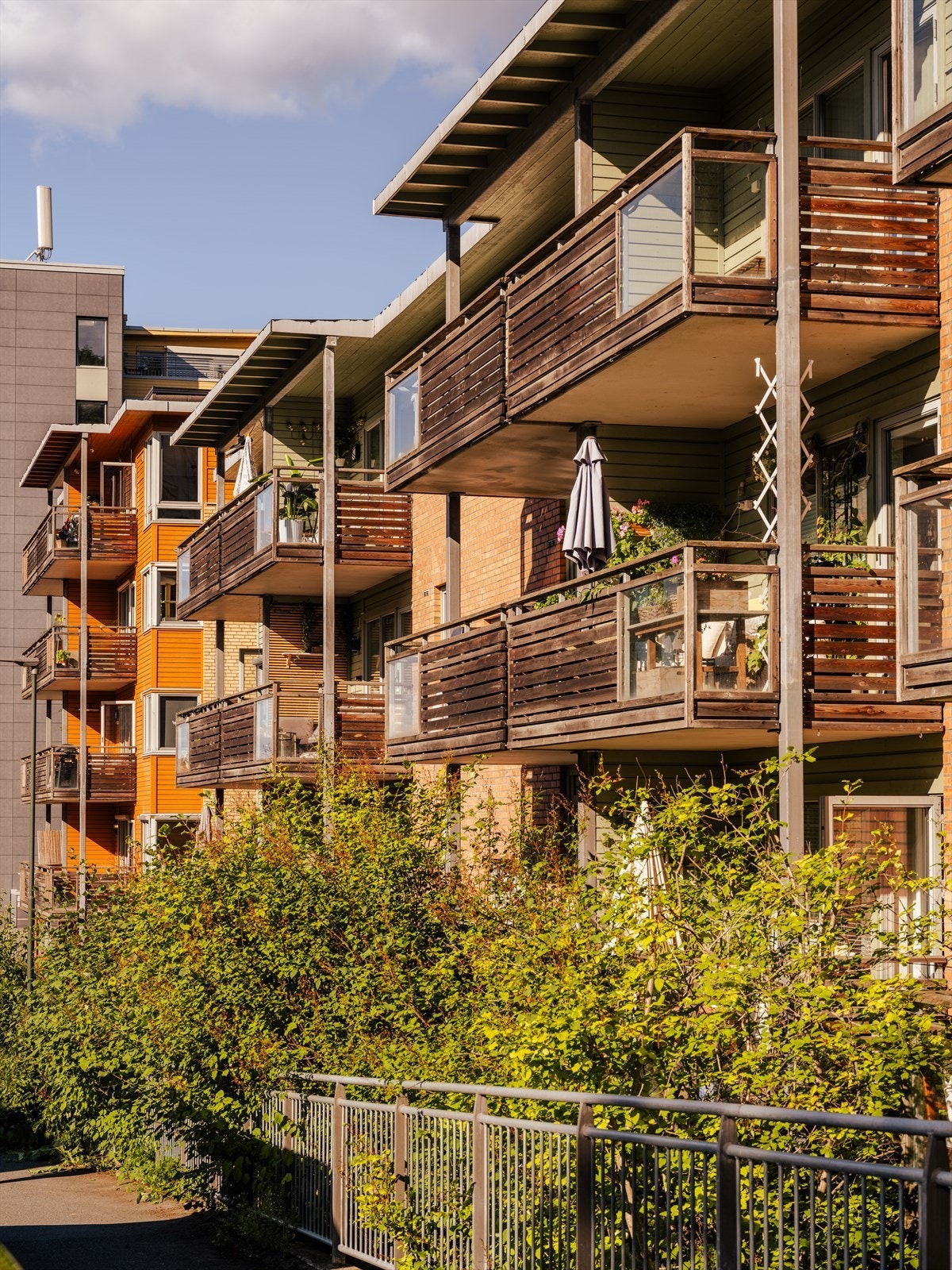 Moderne arkitektur med en kombinasjon av teglstein og trepanel. Galleribilde