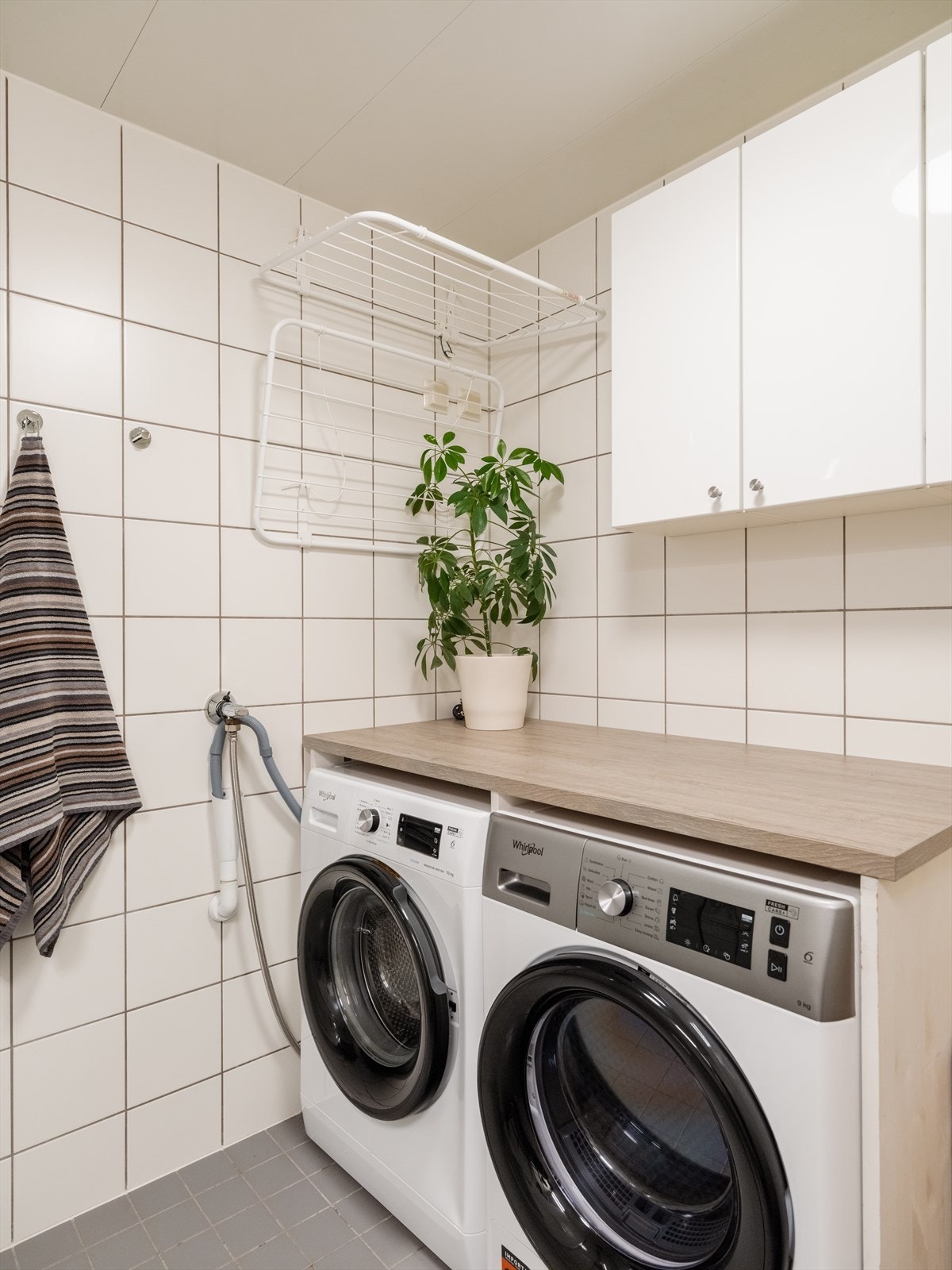 God plass til både vaskemaskin og tørketrommel under benkeplaten. Galleribilde