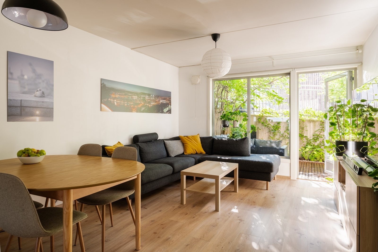 Pen 2-roms andelsleilighet på bakkeplan med en frodig, privat markterrasse. Galleribilde