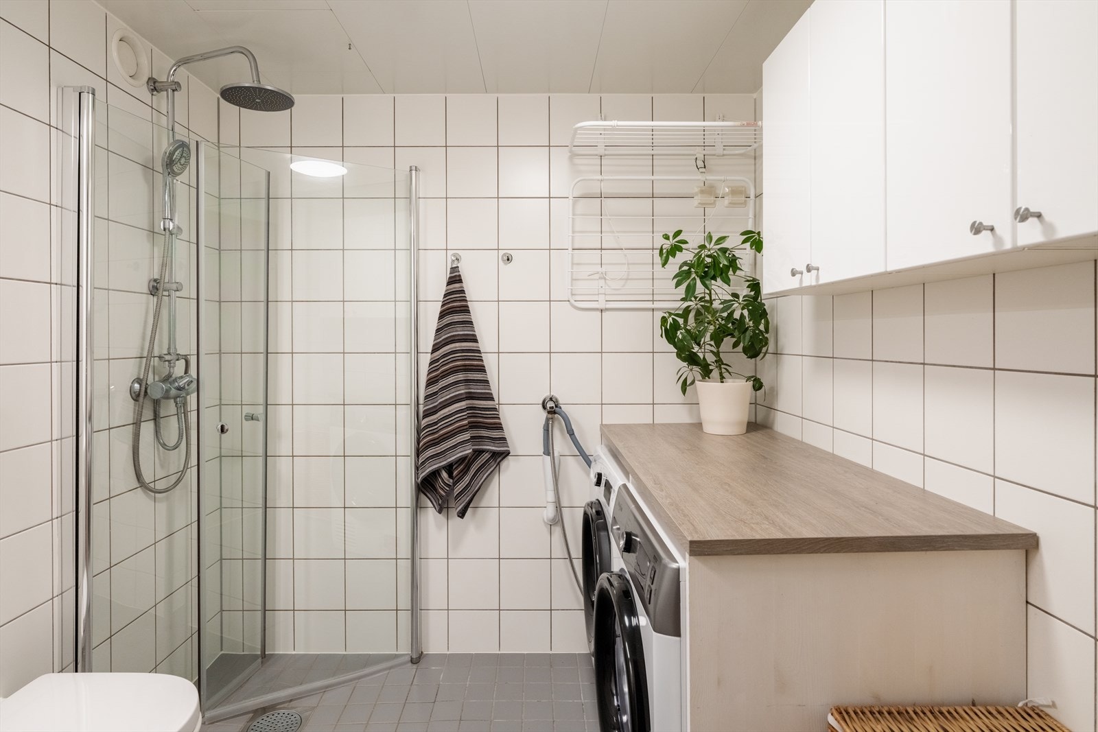 Badet har opplegg for vaskesøyle med en praktisk benkeløsning over. Galleribilde
