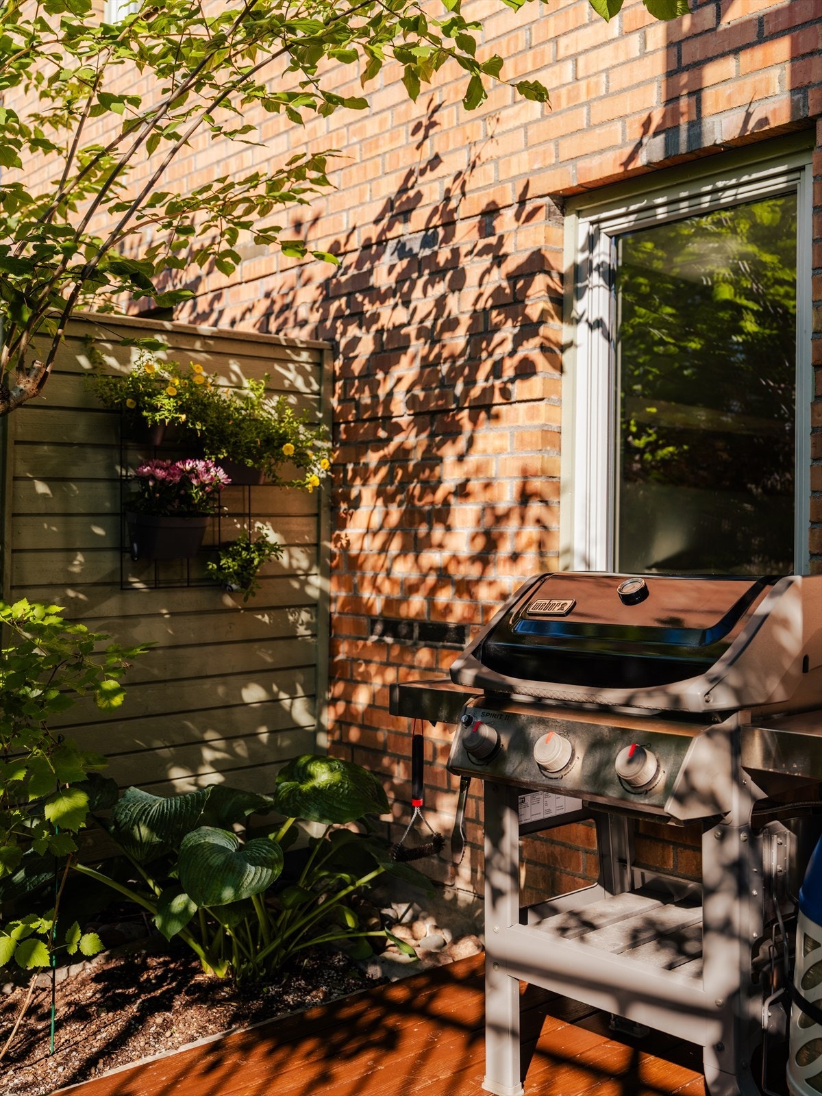 Uteplassen har god plass til grill og er et naturlig samlingspunkt. Galleribilde