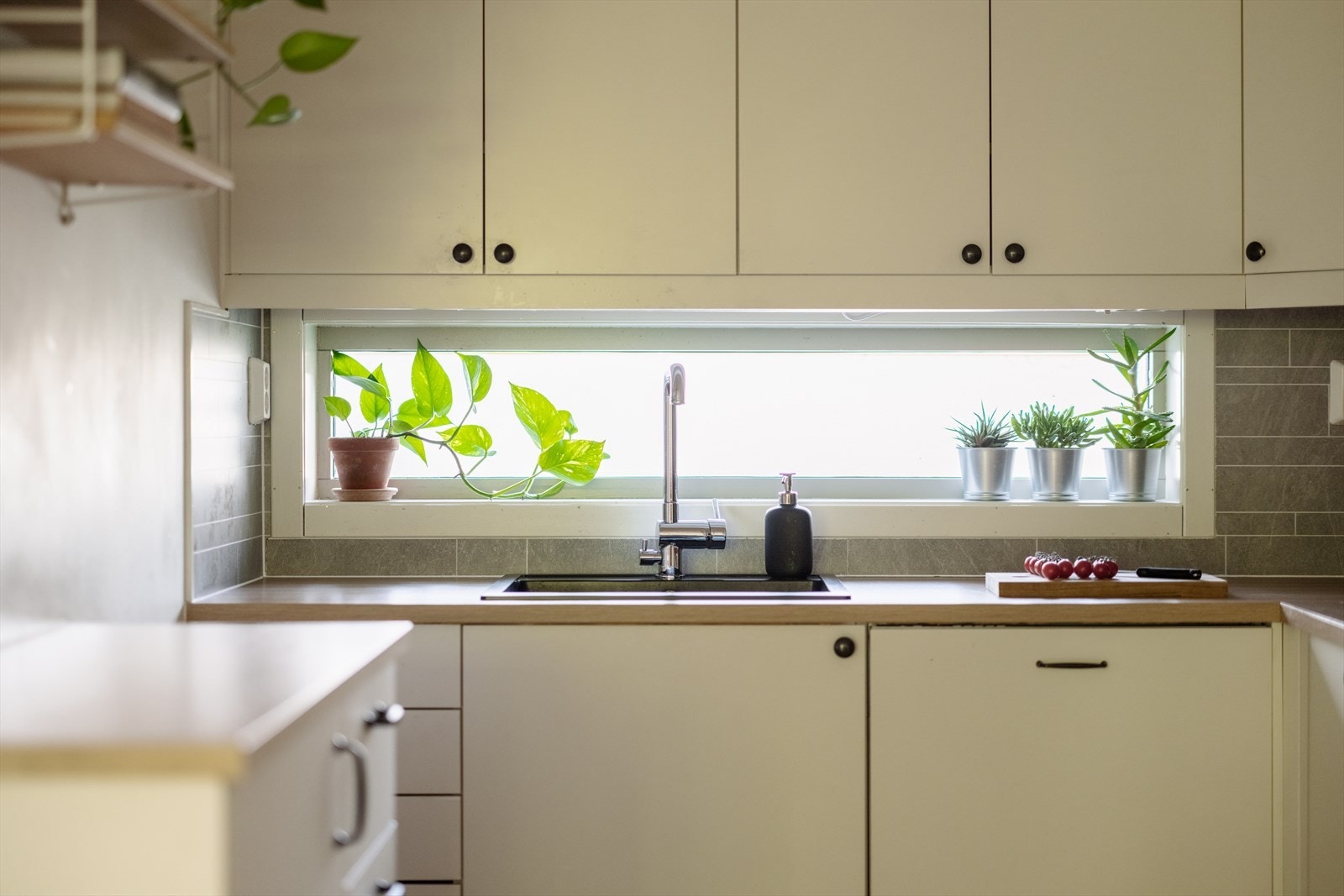 Moderne blandebatteri og underlimt vask for et rent uttrykk og enkelt renhold. Galleribilde
