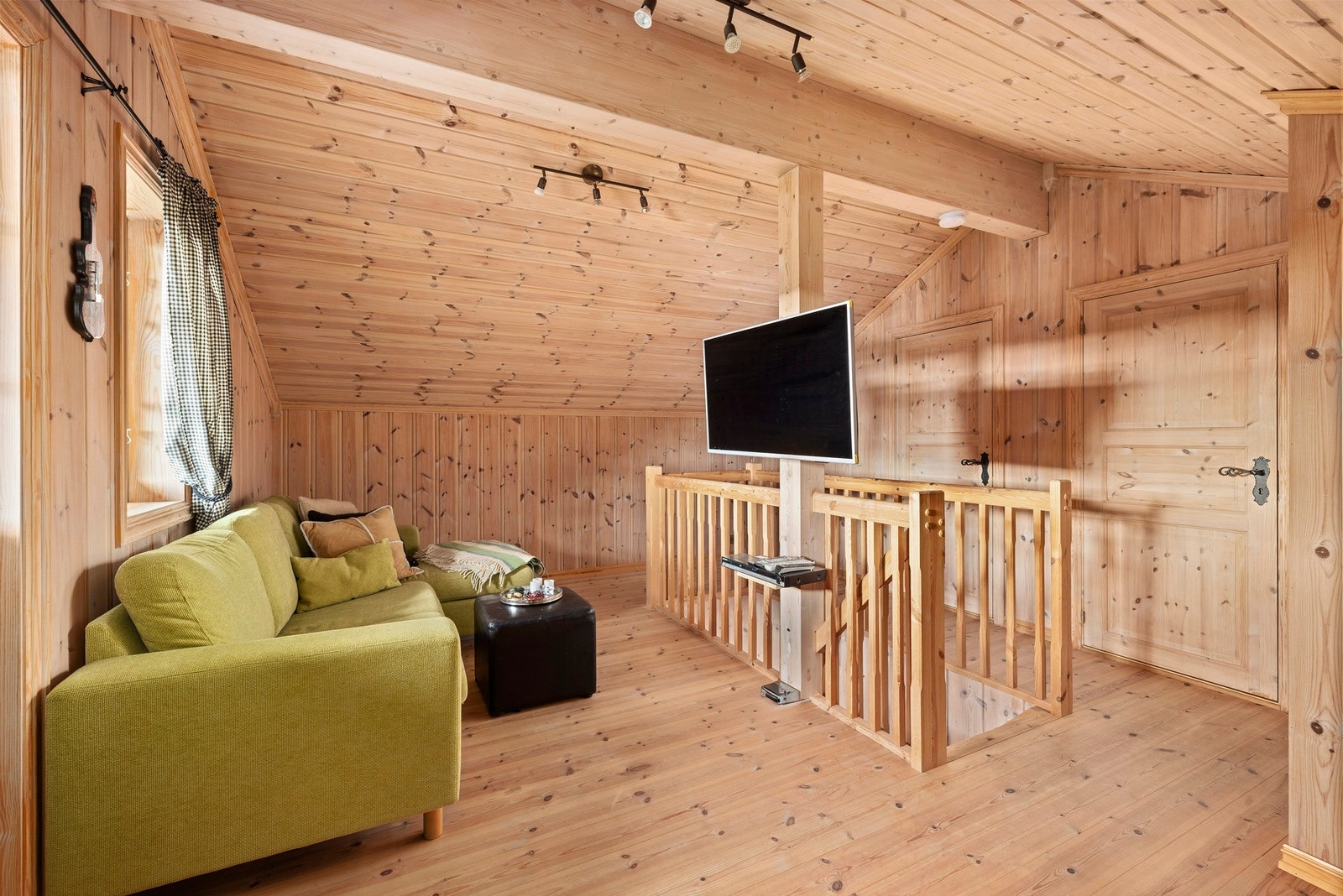 Innbydende loftsstue med god plass til familien og hyggelige kvelder. Galleribilde