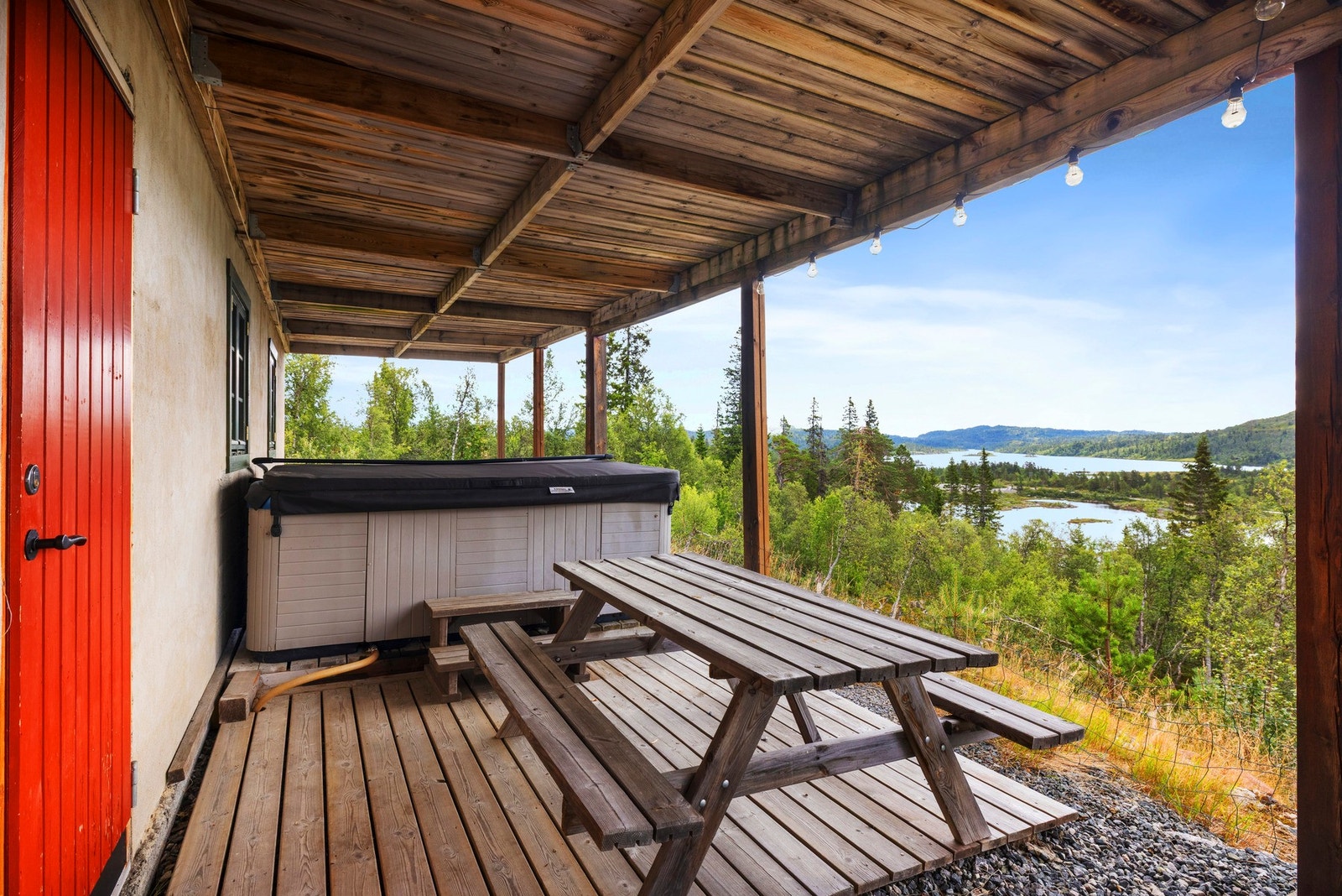 Skjermet uteområde med jacuzzi under tak, hvor man kan nyte den flotte beliggenheten og utsikten i all slags vær. Galleribilde
