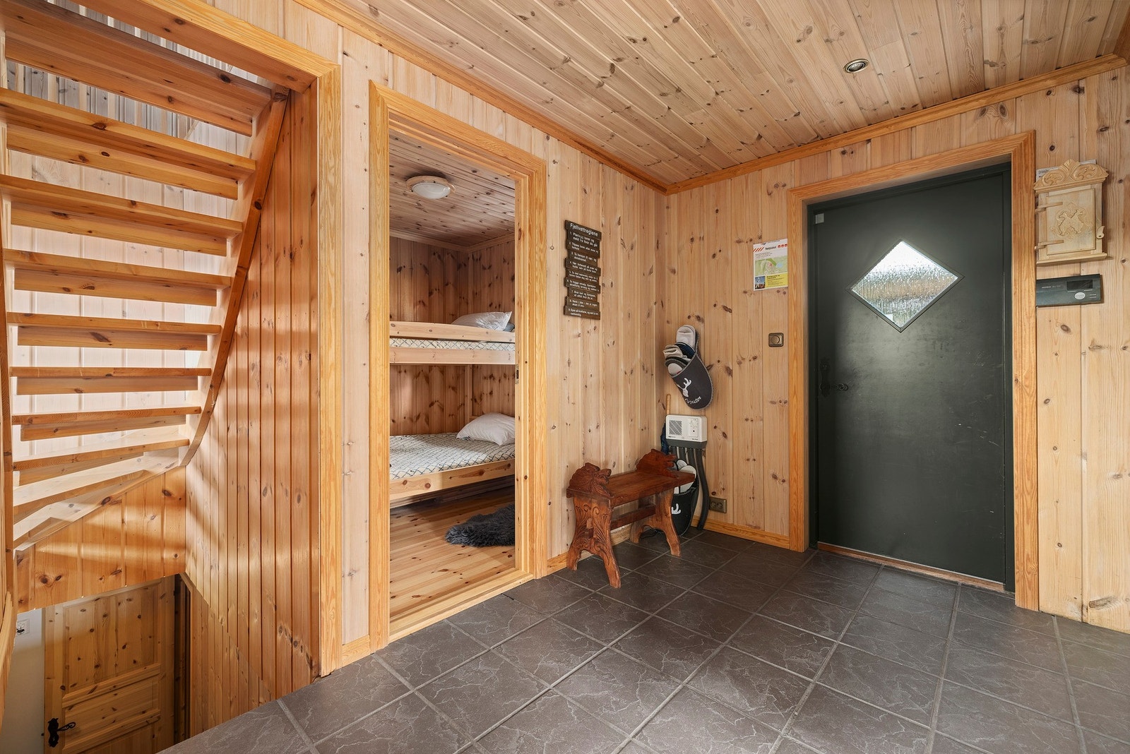 Velkommen inn i en lun og funksjonell entré. Galleribilde