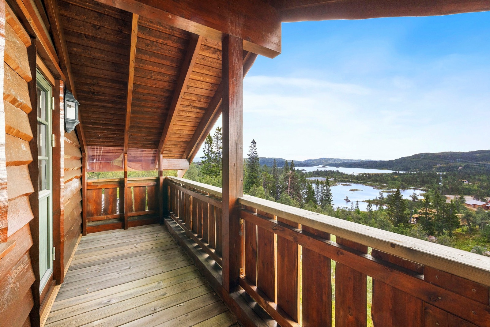 Nyt den flotte utsikten fra balkongen. Galleribilde
