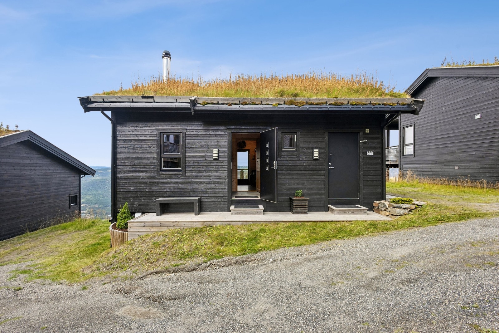 Inngangsparti med bod til høyre. Terrasse i front Galleribilde