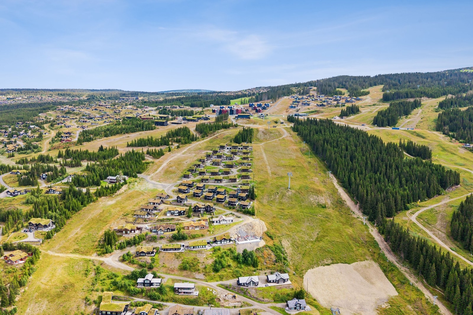 Svergårdsløypen/Kjusbakken med hytte mellom. Galleribilde