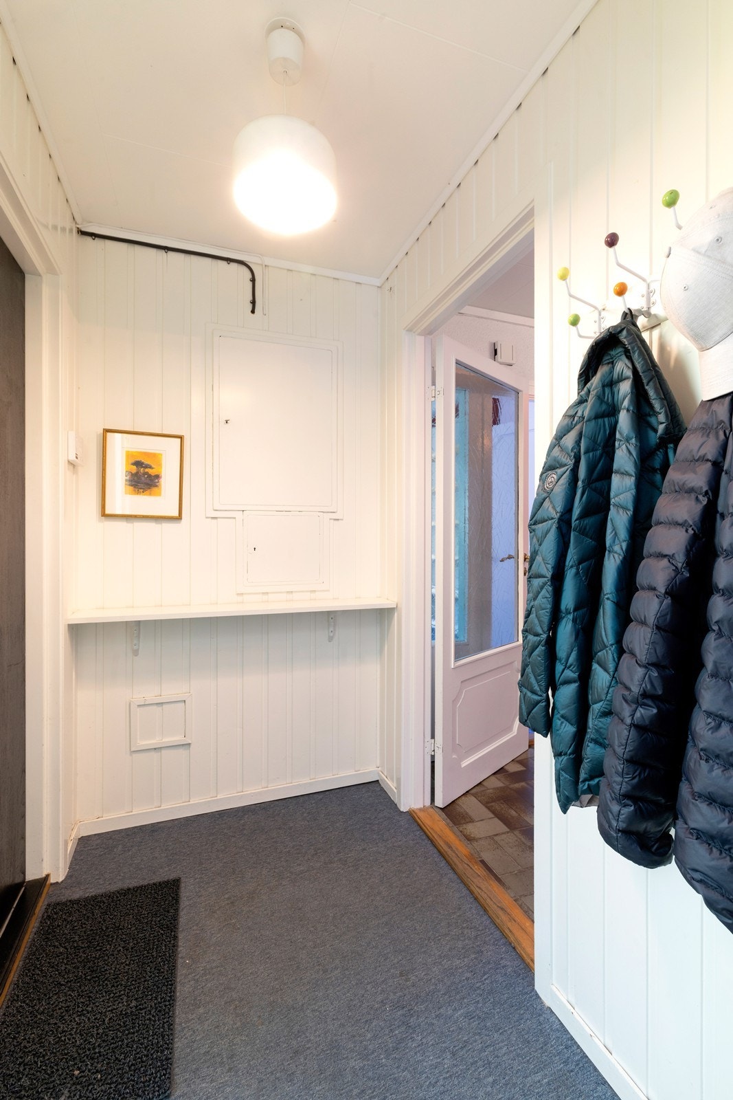 Yttergang med plass til ytterklær og sko Galleribilde