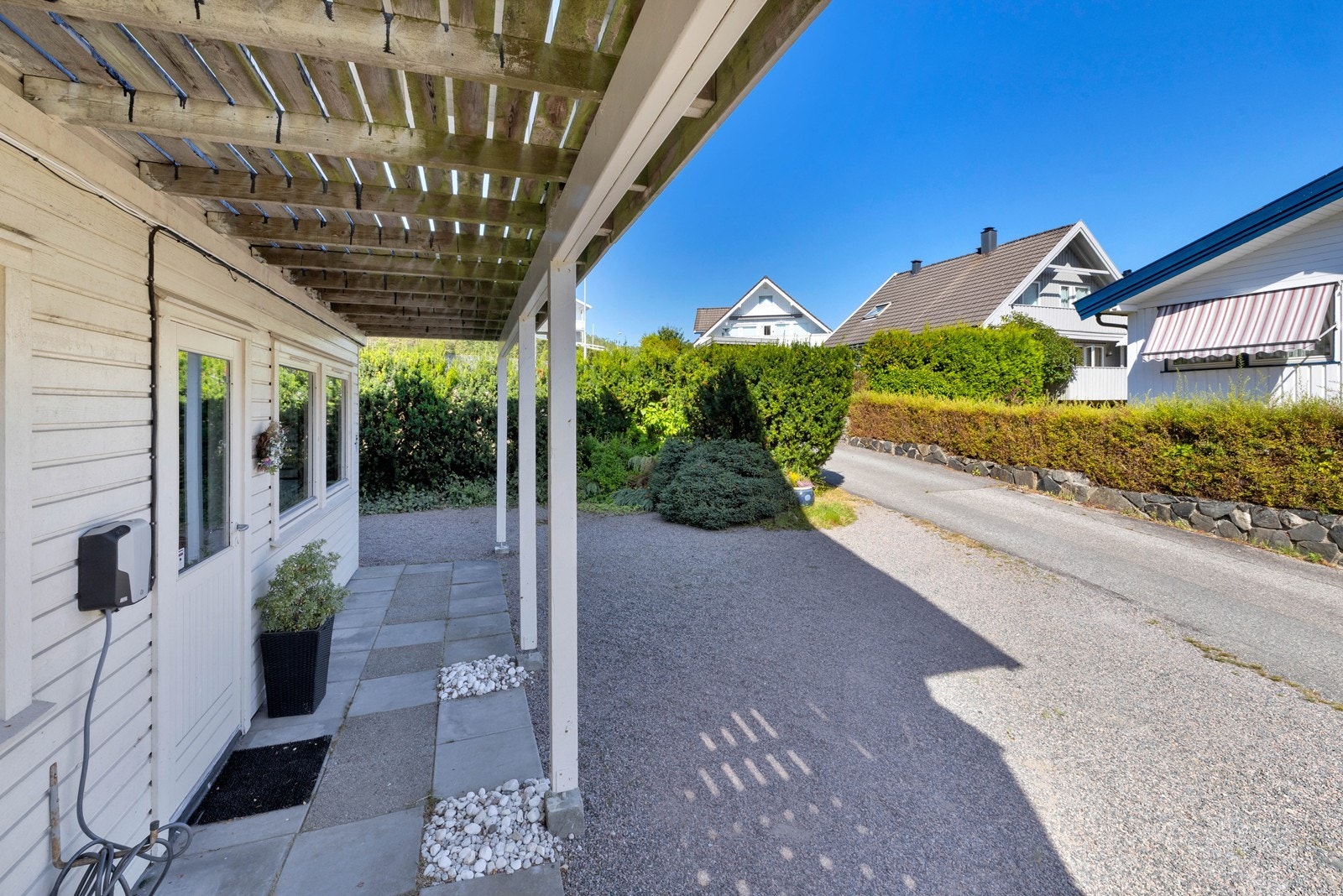 Plass til flere biler i gårdsplassen Galleribilde