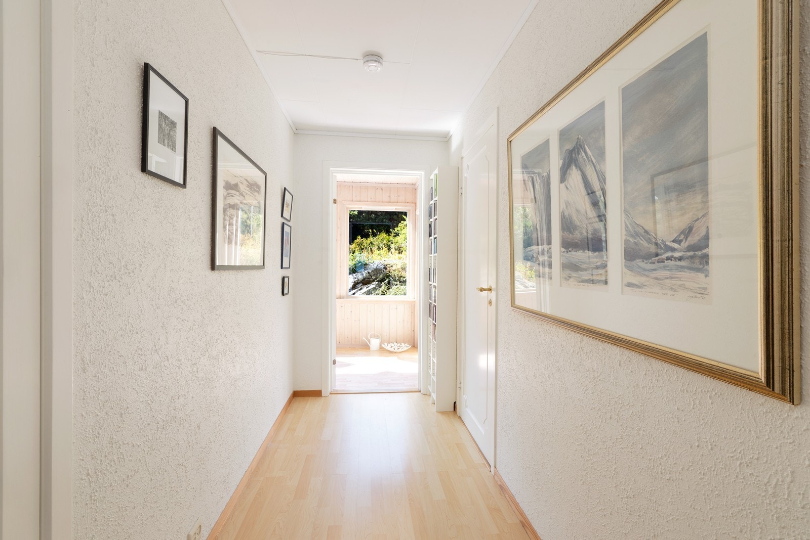 Gang med adkomst til 2 soverom, baderom og vinterhage Galleribilde