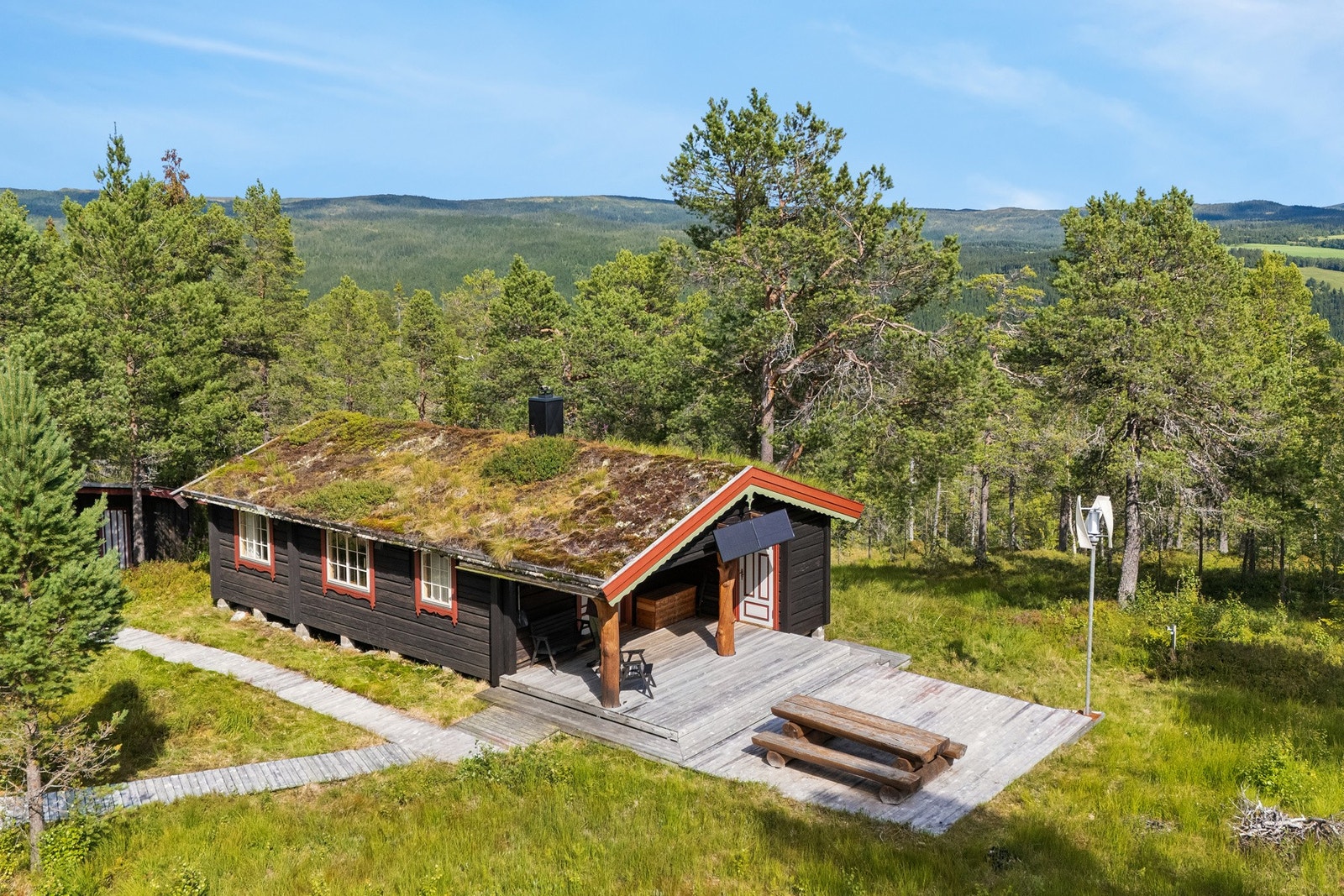 Hytta ligger skjermet for andre hytter i vakkert terreng med flotte turområder både på sommeren og vinteren. Godt utgangspunkt for bærplukking.
Fjellet og områdene rundt hytta er like attraktive på sommeren som på vinterstid med sine ypperlige fjellterre Galleribilde