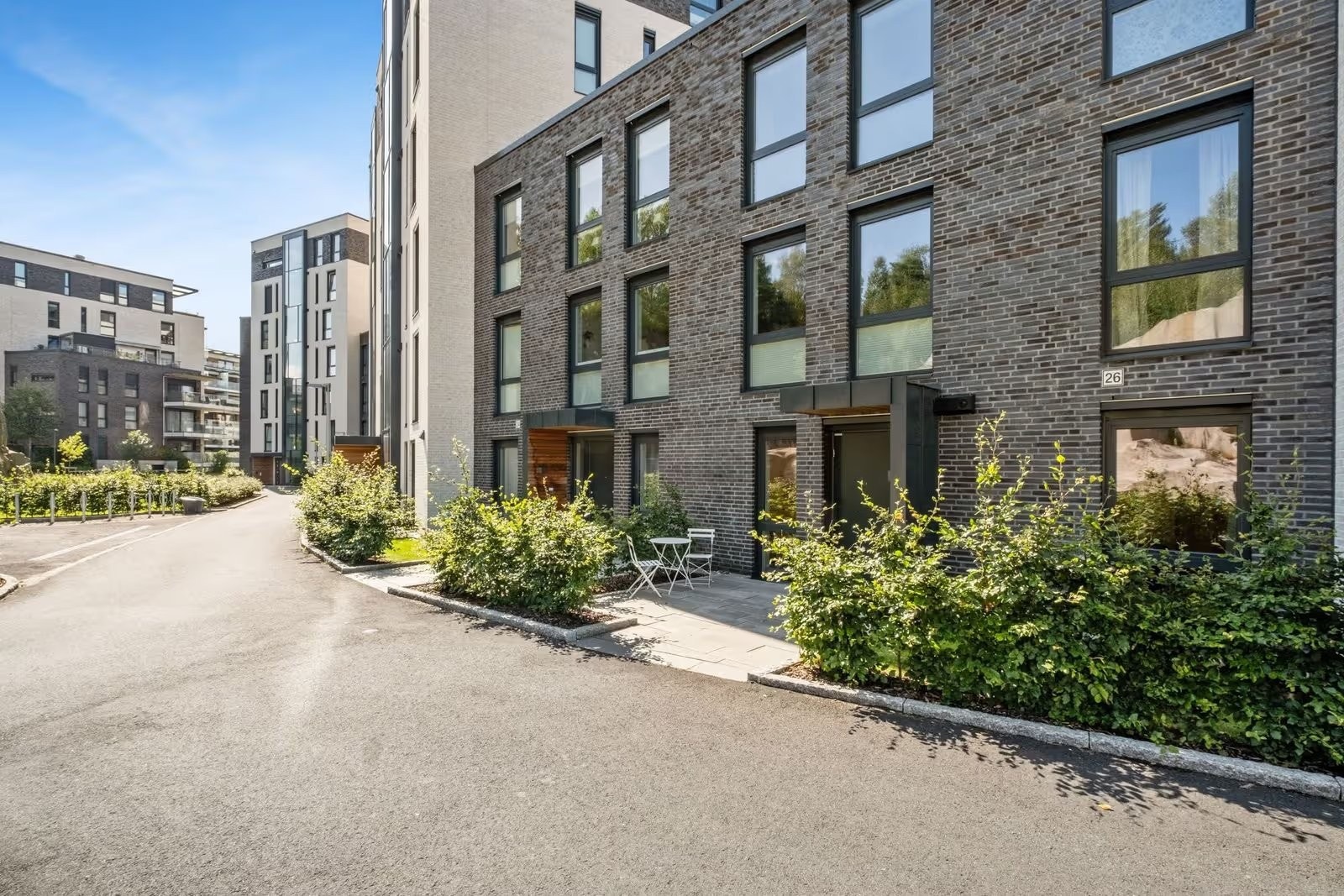 Fasaden er oppført i slitesterk teglstein av høy kvalitet - en solid investering som gir både tidløs eleganse og minimalt vedlikehold i mange år fremover. Galleribilde