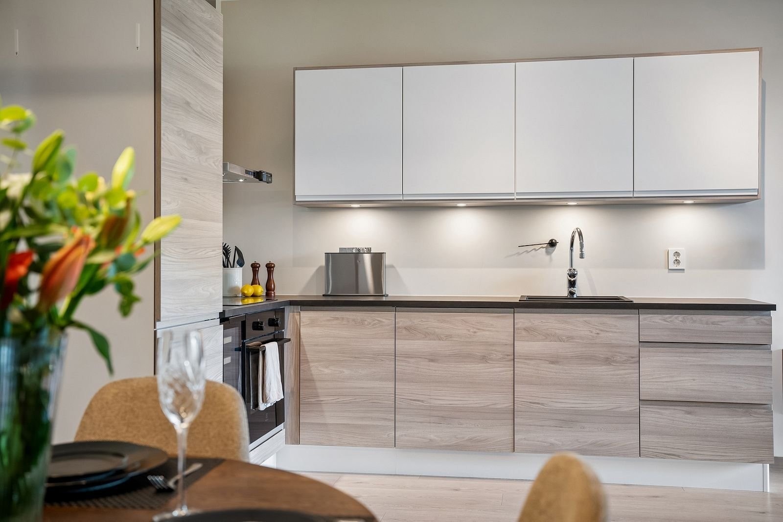 Lyst og moderne kjøkken med god arbeidplass og integrerte hvitevarer - perfekt for både hverdag og selskap! Galleribilde