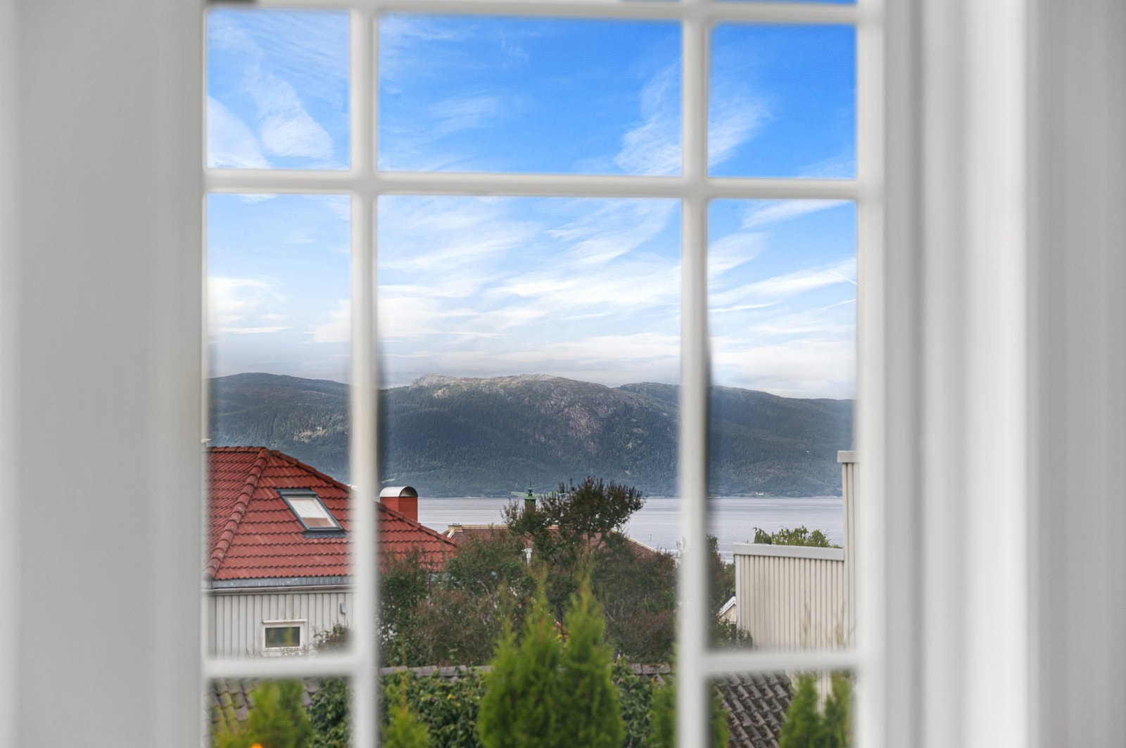 Fint utsikt mot fjorden fra stuen. Galleribilde