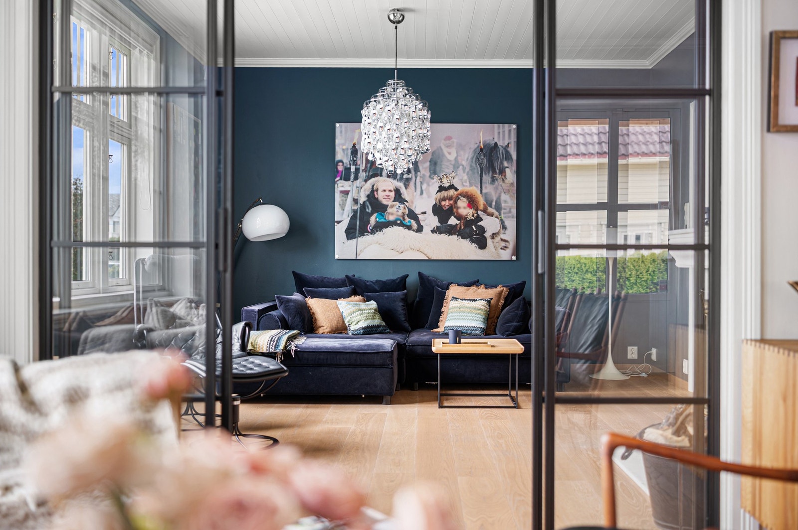 1.etasje består av flere stuer og et nydelig kjøkkenområde. Galleribilde