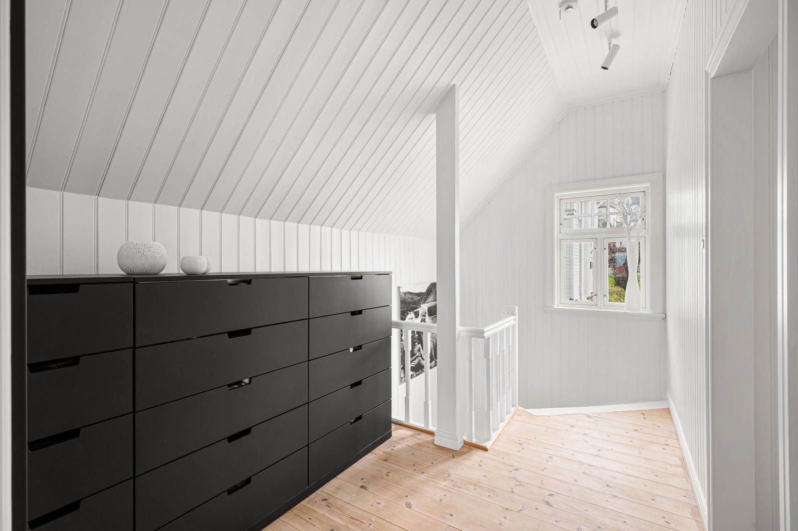 2.etasje består av 3 stk. soverom, baderom og toalettrom. Galleribilde