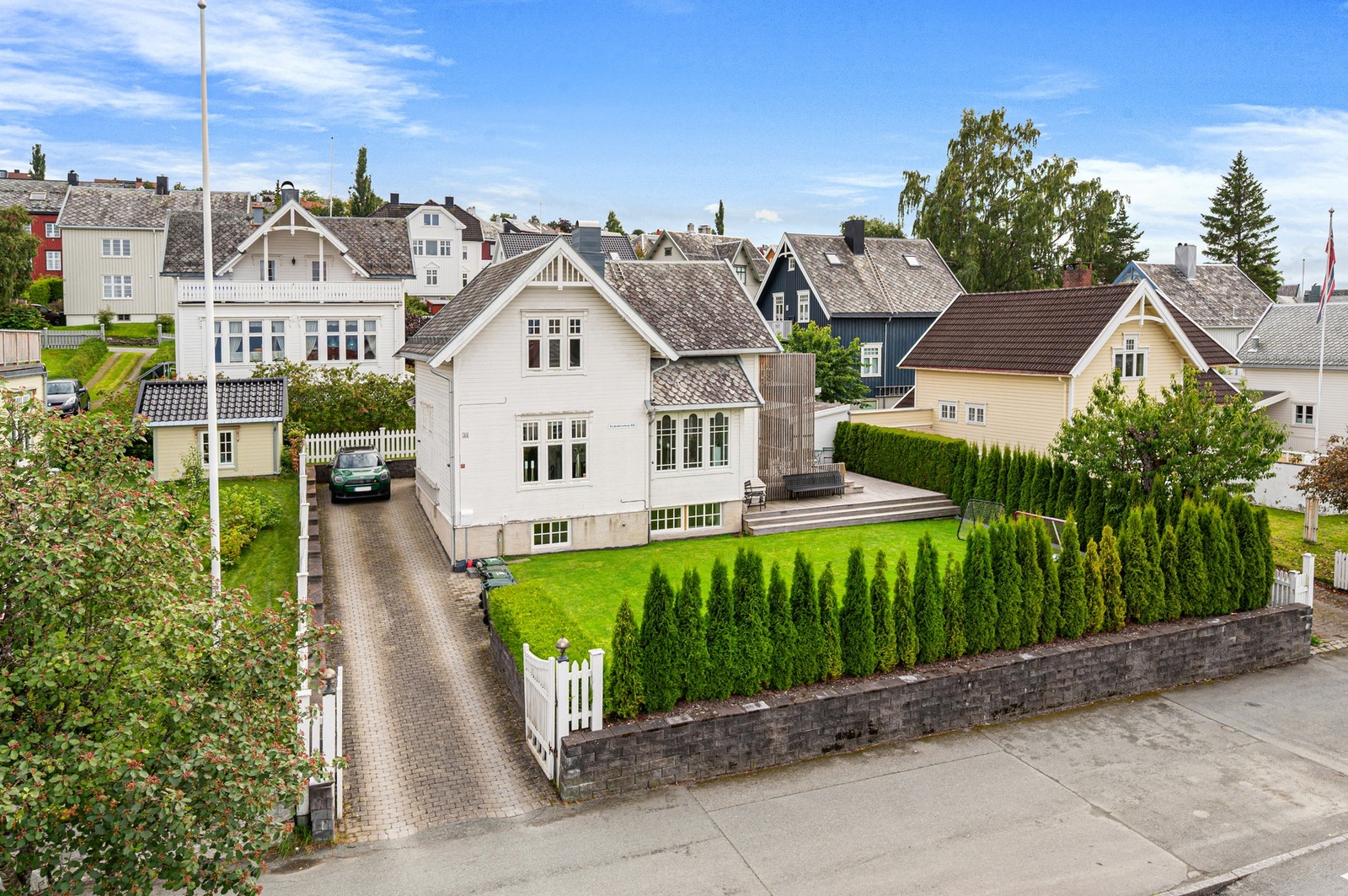 Boligen har et bruksareal på 204 kvadratmeter og har et fantastisk hageområde som er ypperlig å benytte på sommerhalvåret. Galleribilde