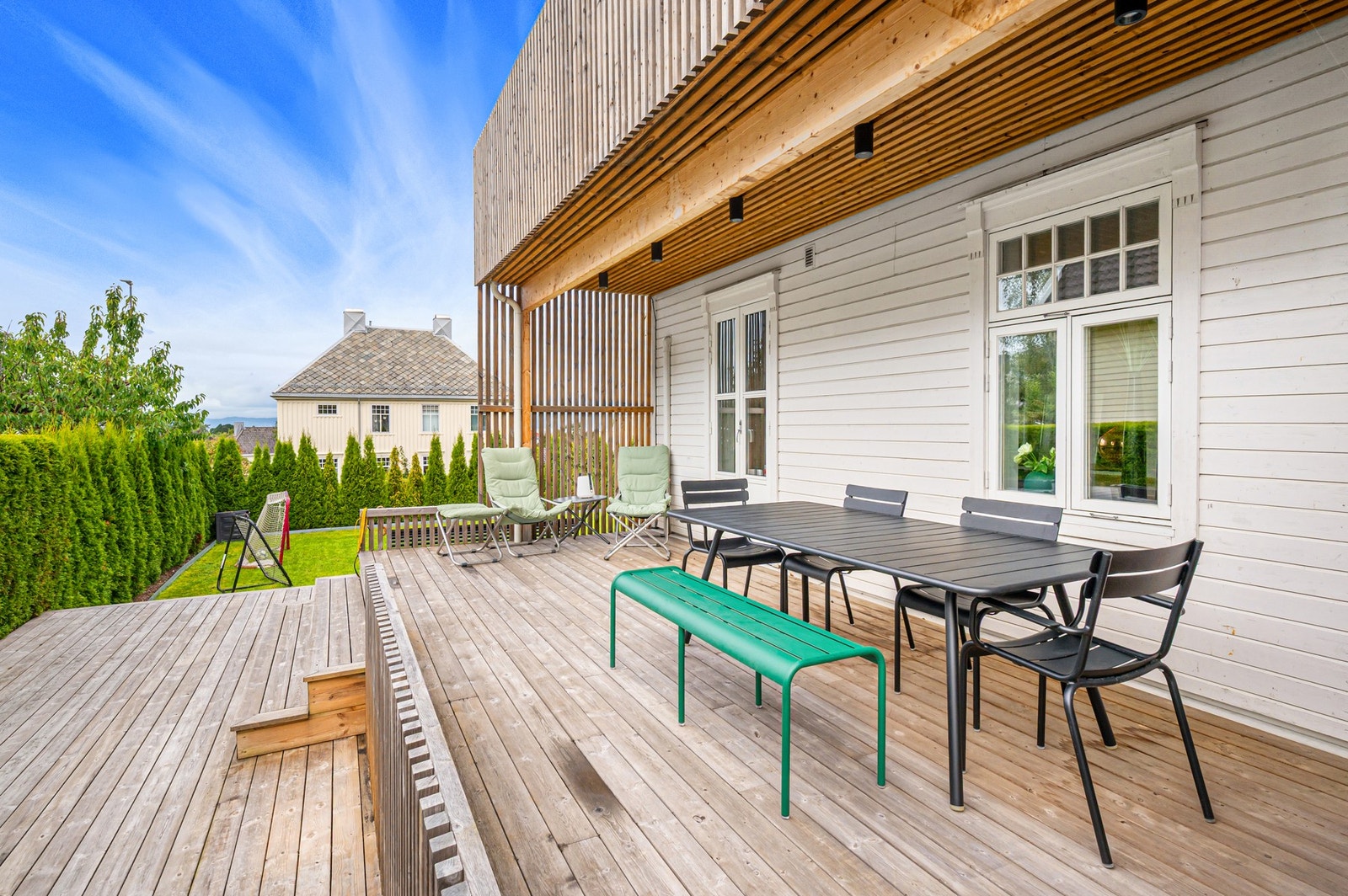 Boligen har en stor terrasse på totalt 100 kvadratmeter. Galleribilde