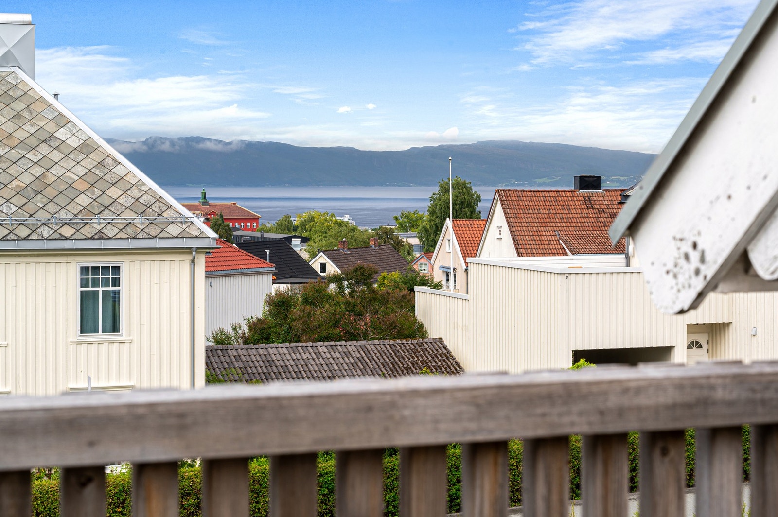 Balkongen har en fantastisk utsikt mot Fosenalpene. Galleribilde