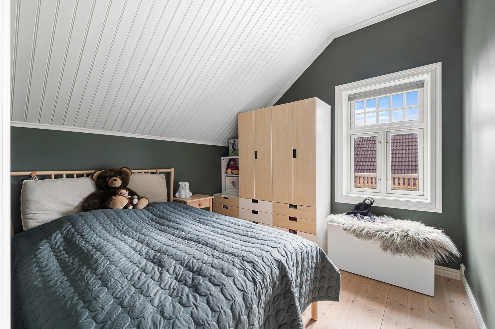 Soverom 1 er på 9 kvadratmeter og har god plass til stor seng og garderobeløsning. Galleribilde