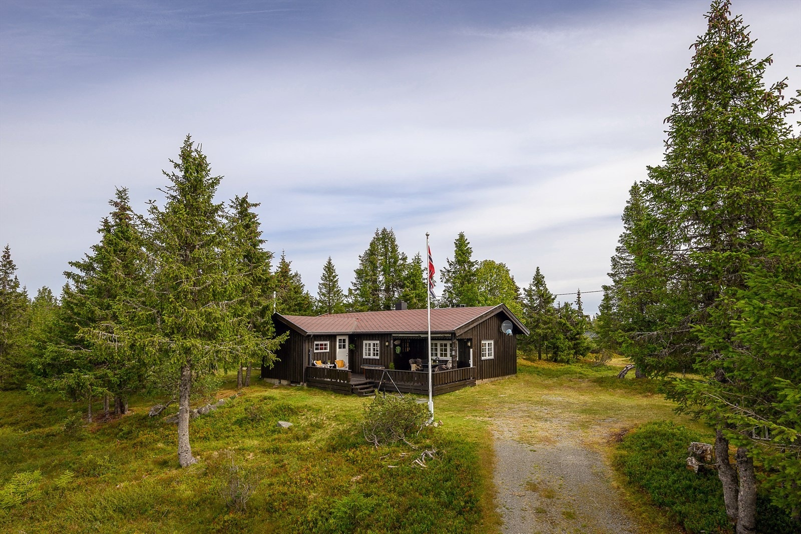 Eiendommen ligger i et rolig og etablert hytteområde på Ljøsheim. Galleribilde