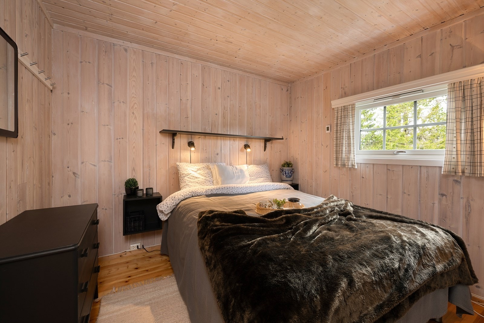 Hytta har tre soverom med plass til familie og gjester. Galleribilde