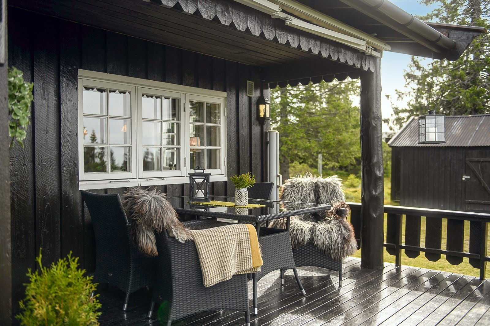 Terrassen er utstyrt med markise for ekstra solskjerming. Galleribilde