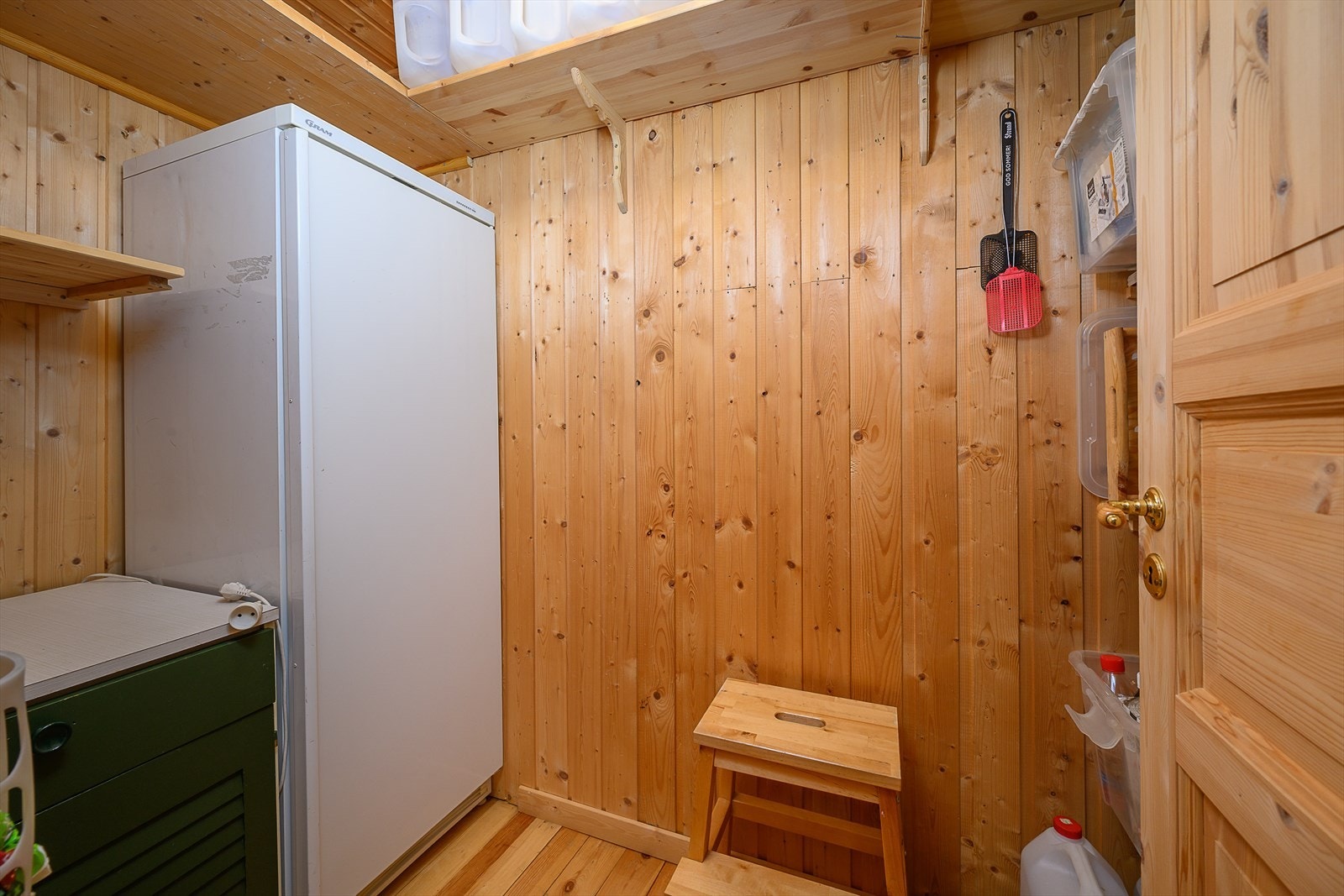 Praktisk lagringsplass i tilknytning til gangen. Galleribilde