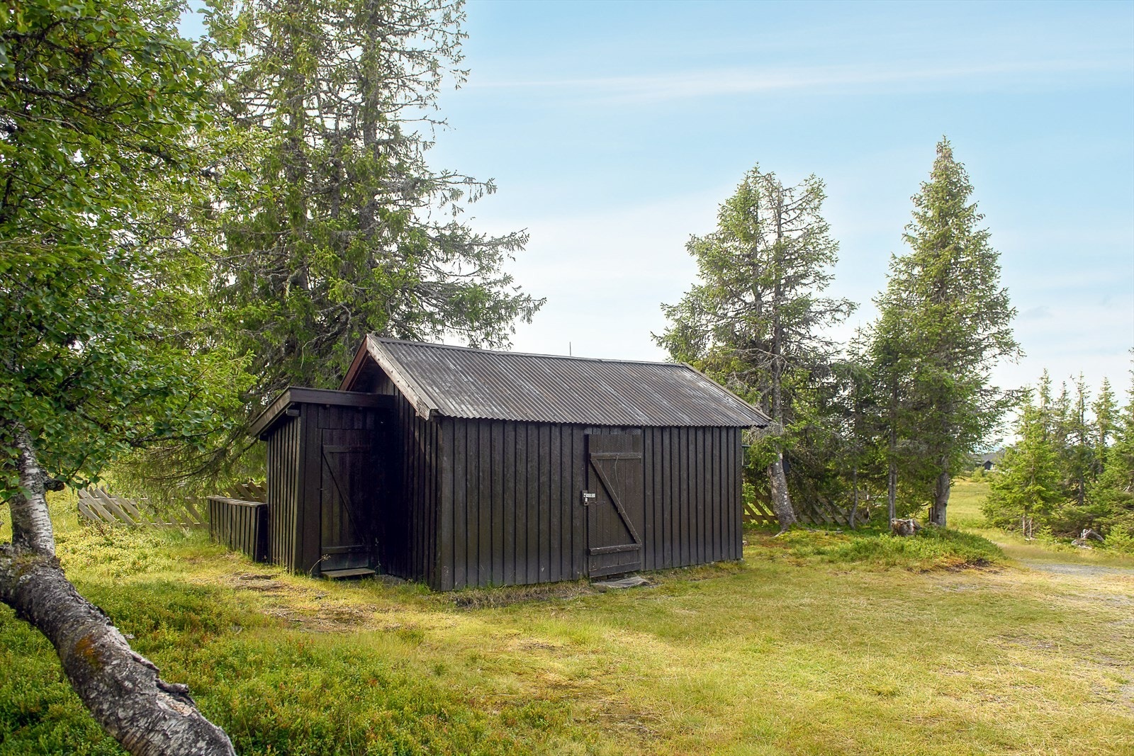 Et separat uthus på tomten gir rikelig med lagringsplass. Galleribilde