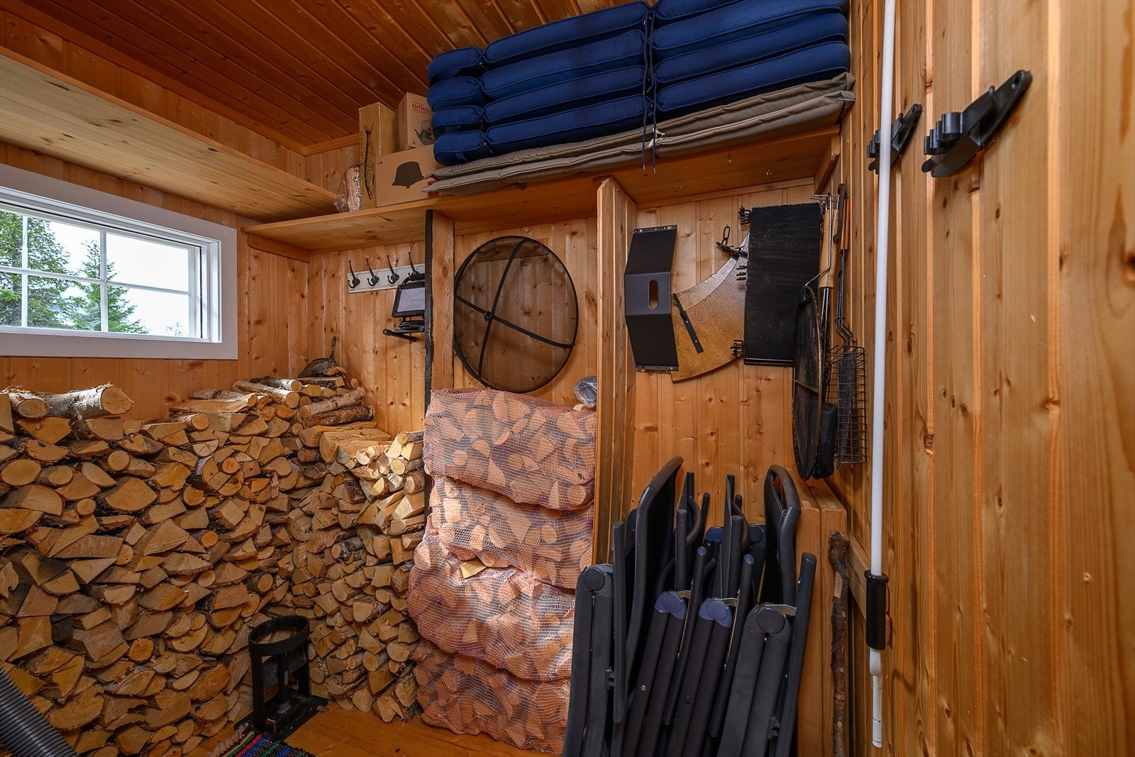 Innvendig bod med god plass til ved og skiutstyr. Galleribilde