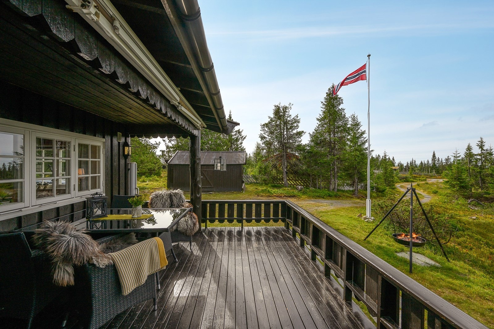 Fra stuen er det utgang til en vestvendt, delvis overbygd terrasse. Galleribilde