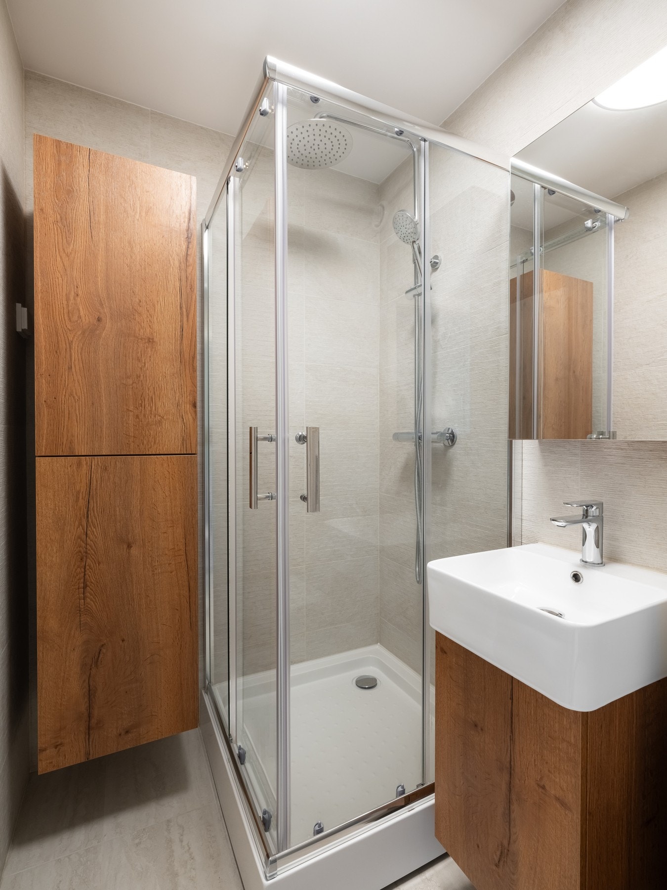 Badet er utstyrt med italienske kvalitetsfliser fra serien Unique Travertine fra produsenten Provanza. Servanten og skapet er fra Fossbad. Galleribilde