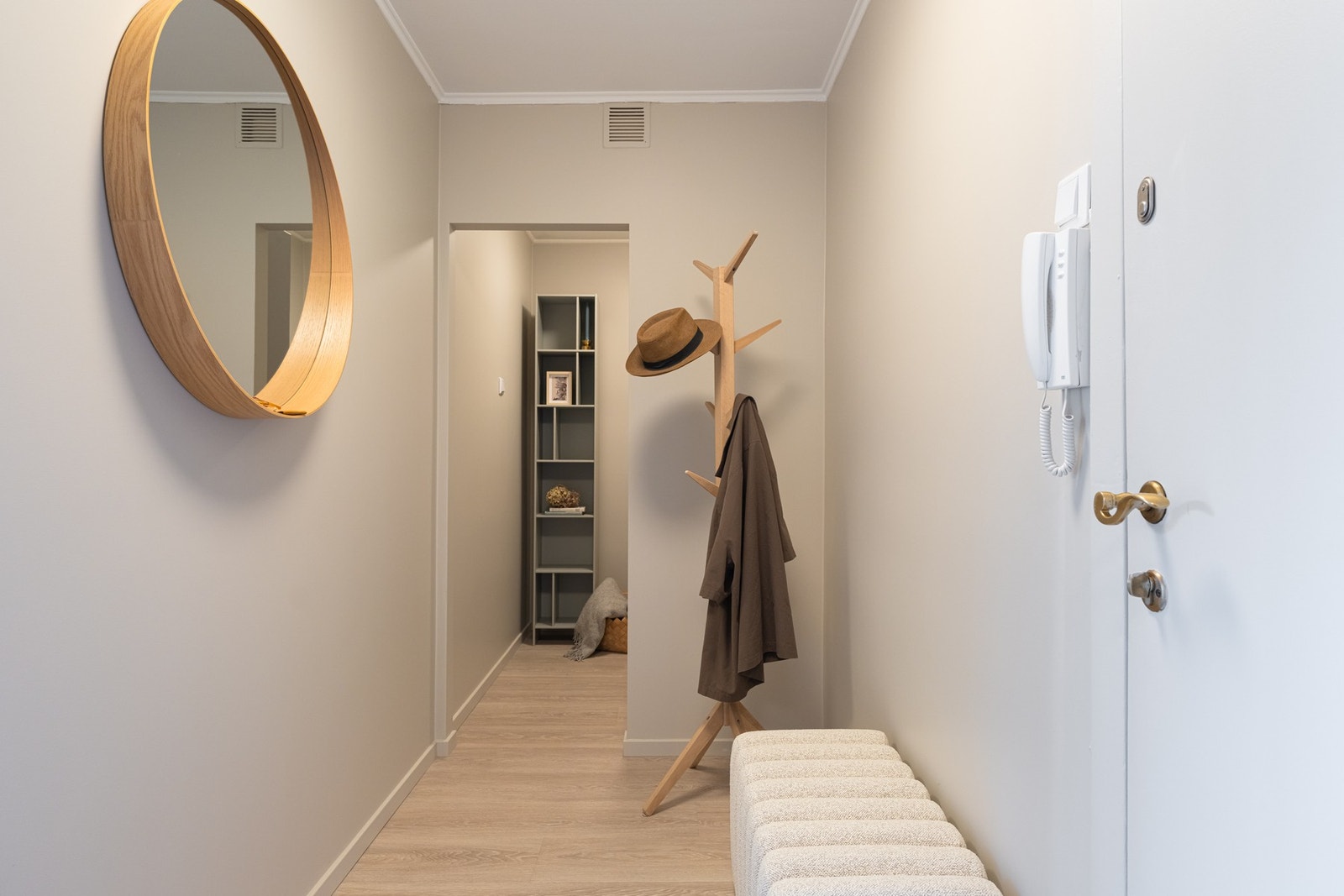 I entreen er det fin plass til speil, kommode og annet ønskelig. Galleribilde