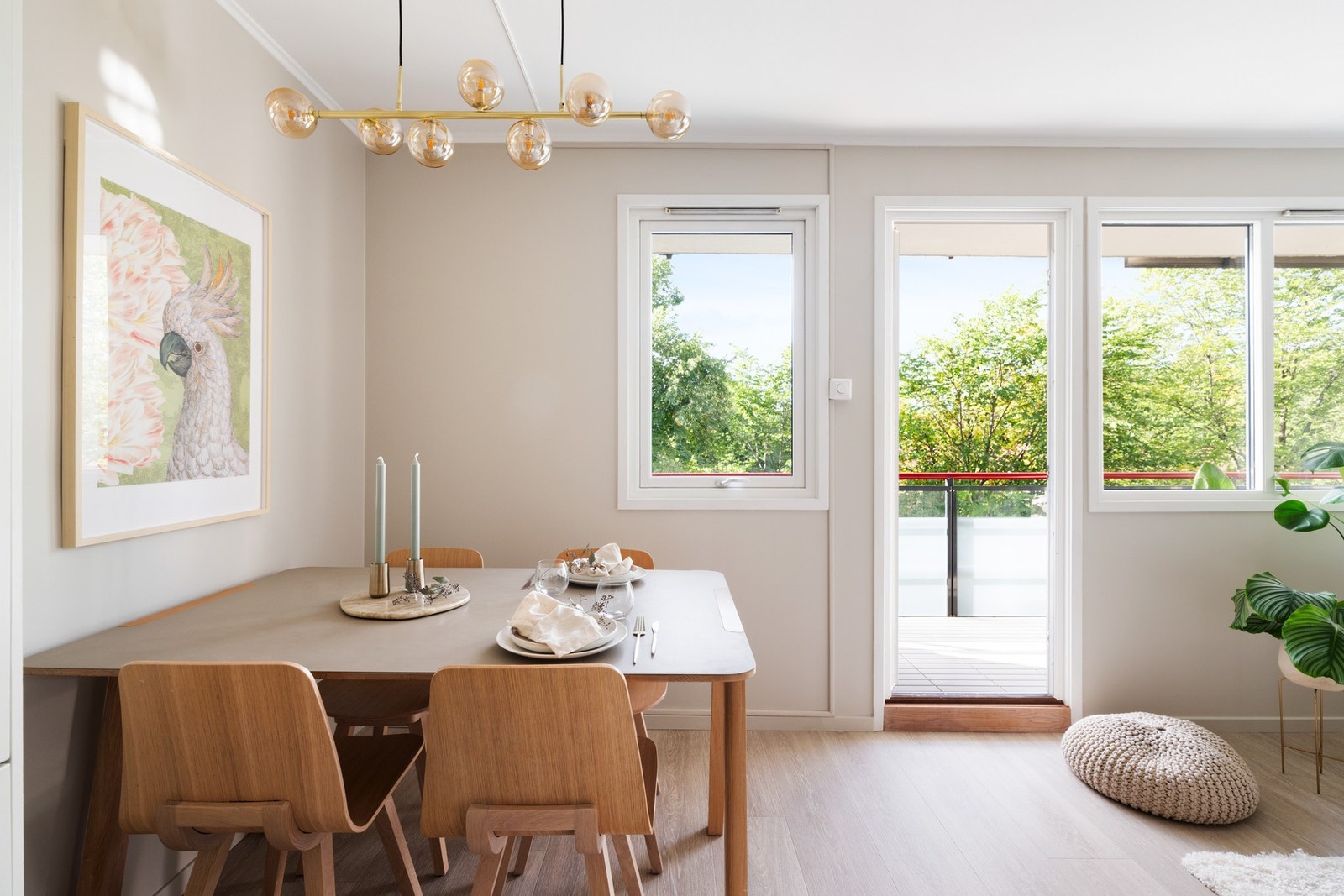 Ved vinduet er det naturlig plass til spisebord hvor du kan invitere venner og familie til hyggelige lag! Galleribilde