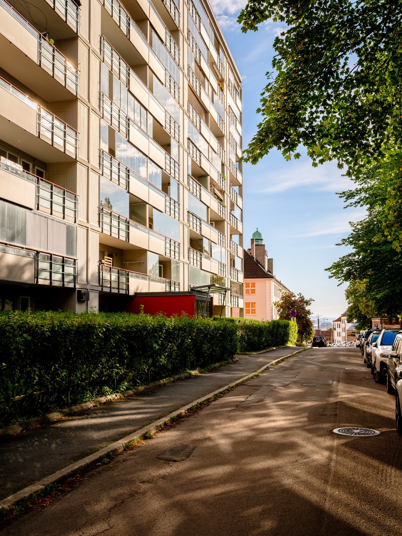 Boretttslaget tilbyr både parkeringsplasser og garasjeplasser til utleie. Disse plassene tildeles av styret basert på en venteliste. Galleribilde