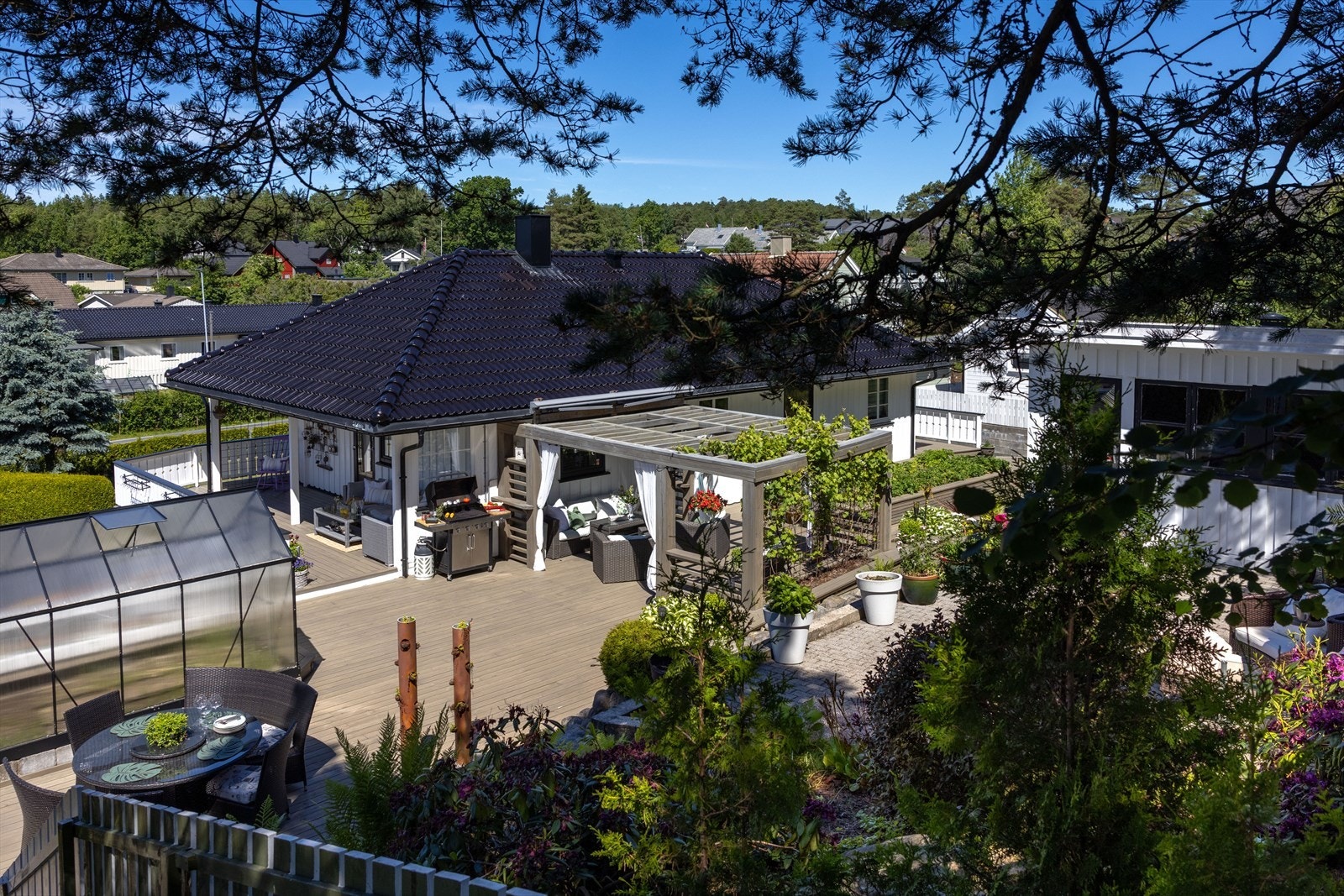 Terrasse- og balkongarealet utgjør utrolige 152 kvm! Med alle disse plassene finnes det nesten ingen begrensninger for hvordan du kan møblere, hvilke aktiviteter du kan bedrive eller hvor store selskaper du kan arrangere. Galleribilde
