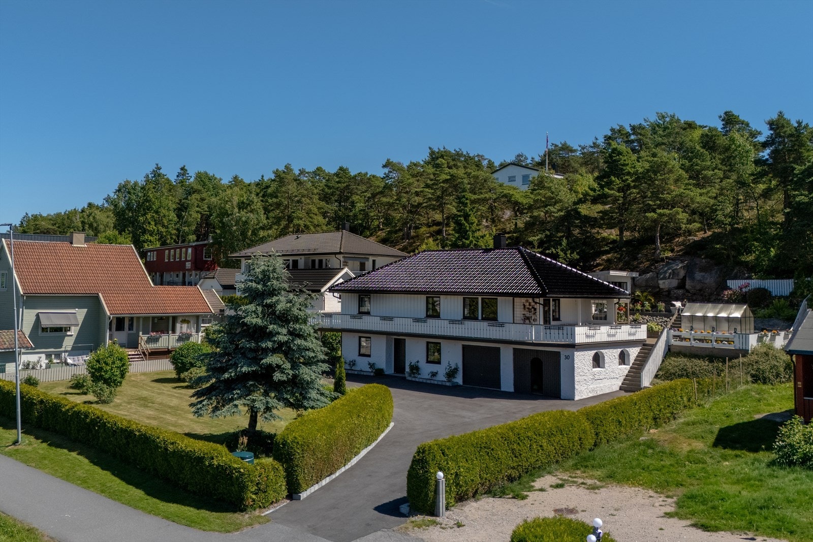 Vi møter en velholdt og flott bolig. Mange vinduer ble skiftet i 2017, huset ble malt i 2018, taksteinene ble byttet i 2022, og den eldste terrassen fikk nye bord i 2021. Galleribilde
