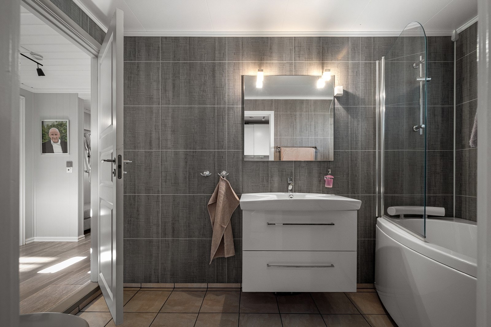 Badet ble flislagt i 2026 og har badekar. Galleribilde