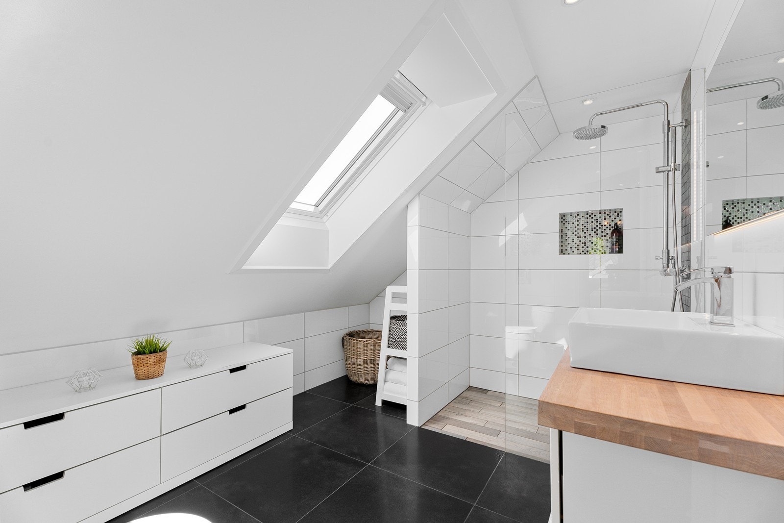 Moderne flislagt bad med samme design på toalettrommet i 1 etg. Galleribilde