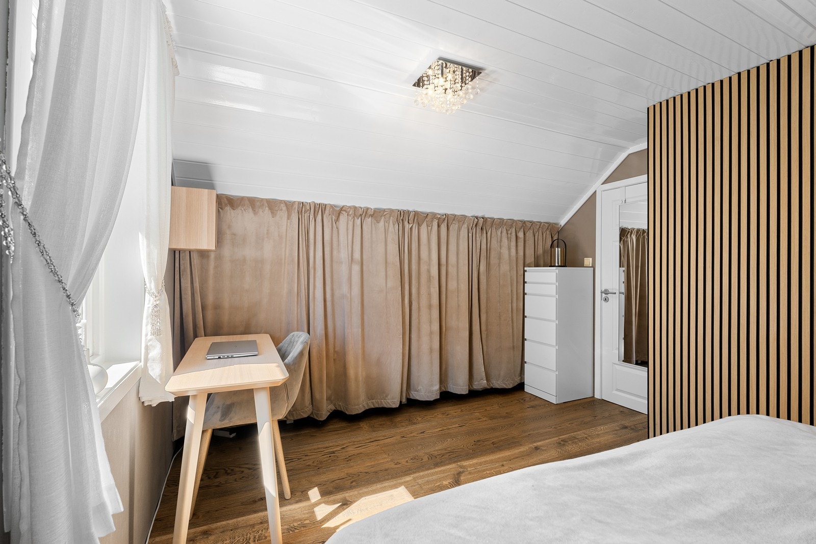 Elegant gardinløsning skjuler en praktisk og romslig garderobe. Galleribilde