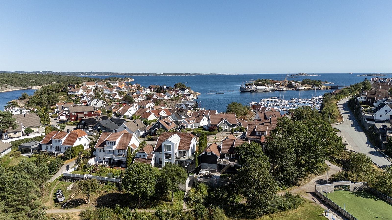 Oversiktbilde som viser vakre Andøya og den korte avstanden til sjøen og Løvika båthavn. Galleribilde