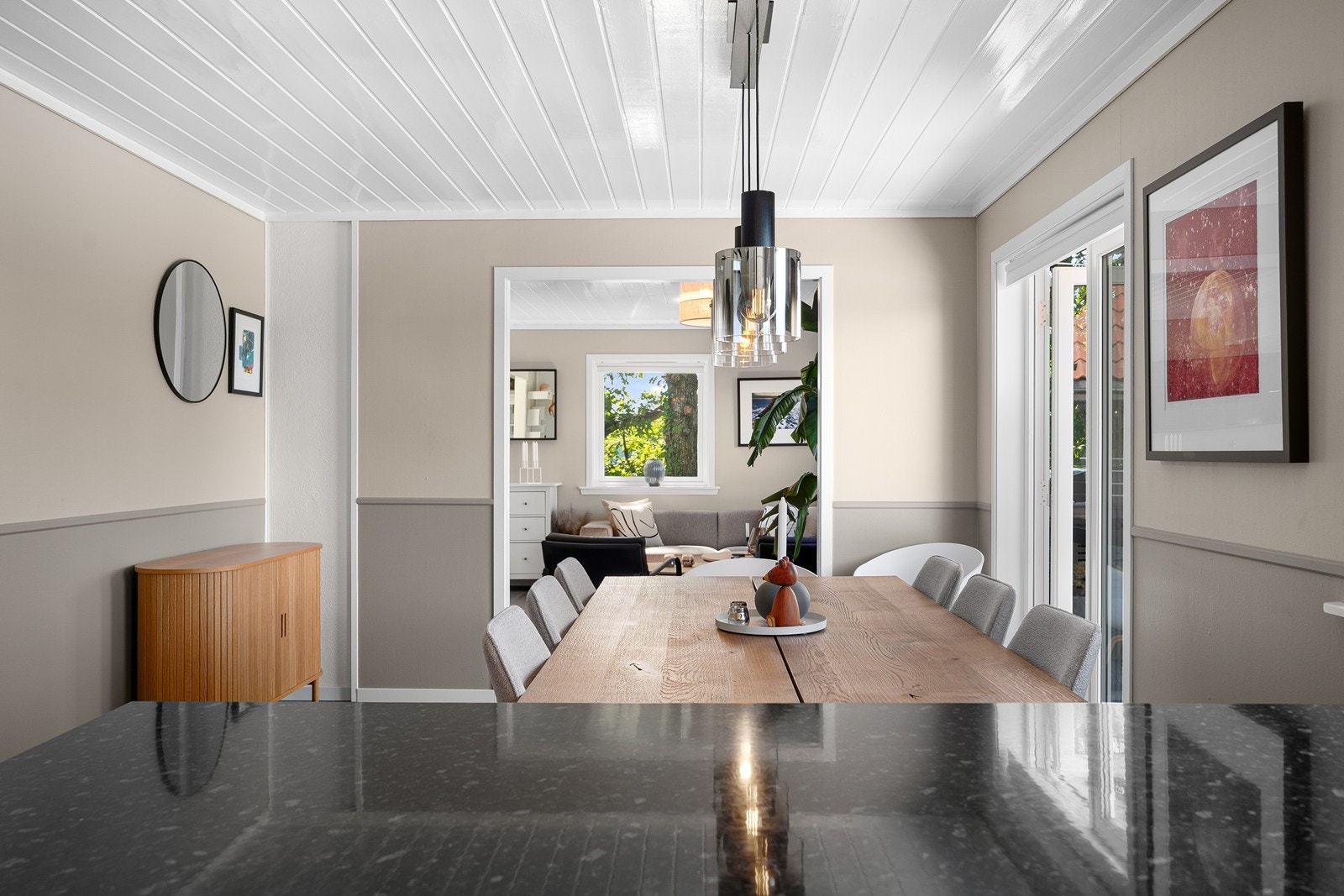 Åpen løsning mot spiseplassen og videre inn i stuen. Galleribilde