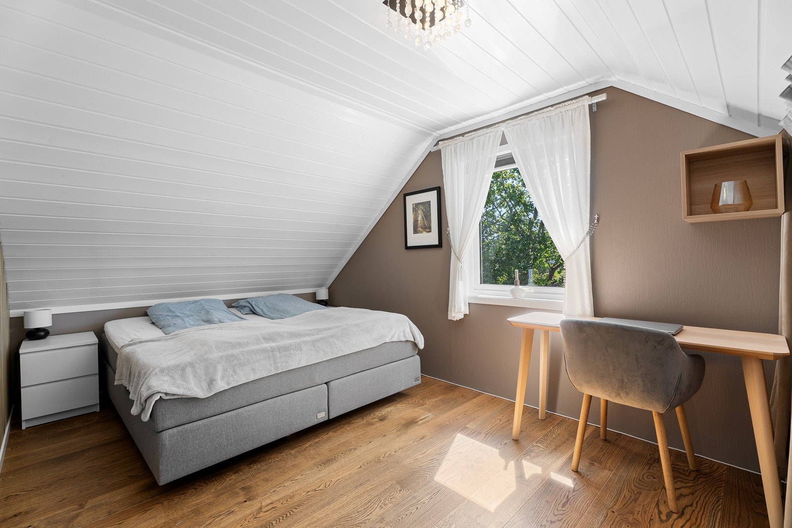 Hovedsoverom med god plass til dobbeltseng og garderobeløsninger. Galleribilde