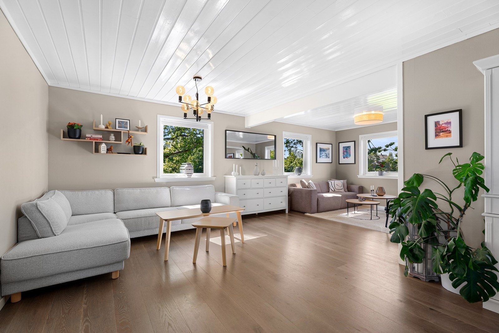 Stilren 1-stavs eikeparkett som samspiller godt med boligens moderne uttrykk. Galleribilde