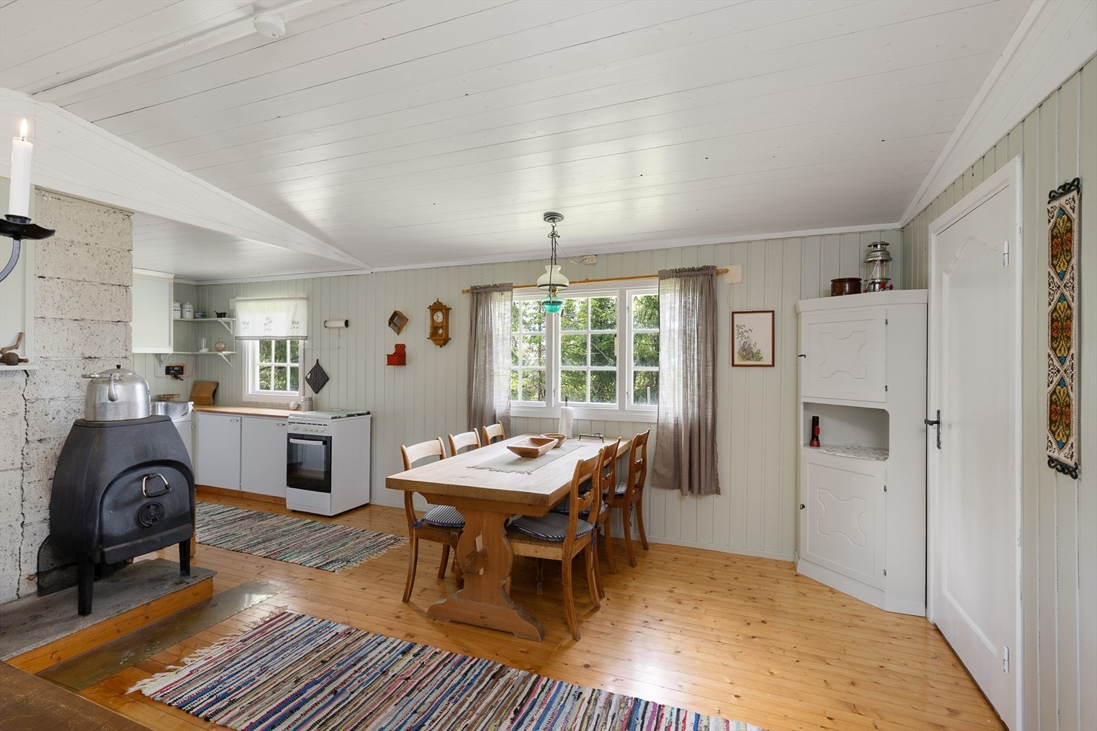 Stue og spisestue i åpen løsning med kjøkken har plass til både sofagruppe og langbord. Galleribilde
