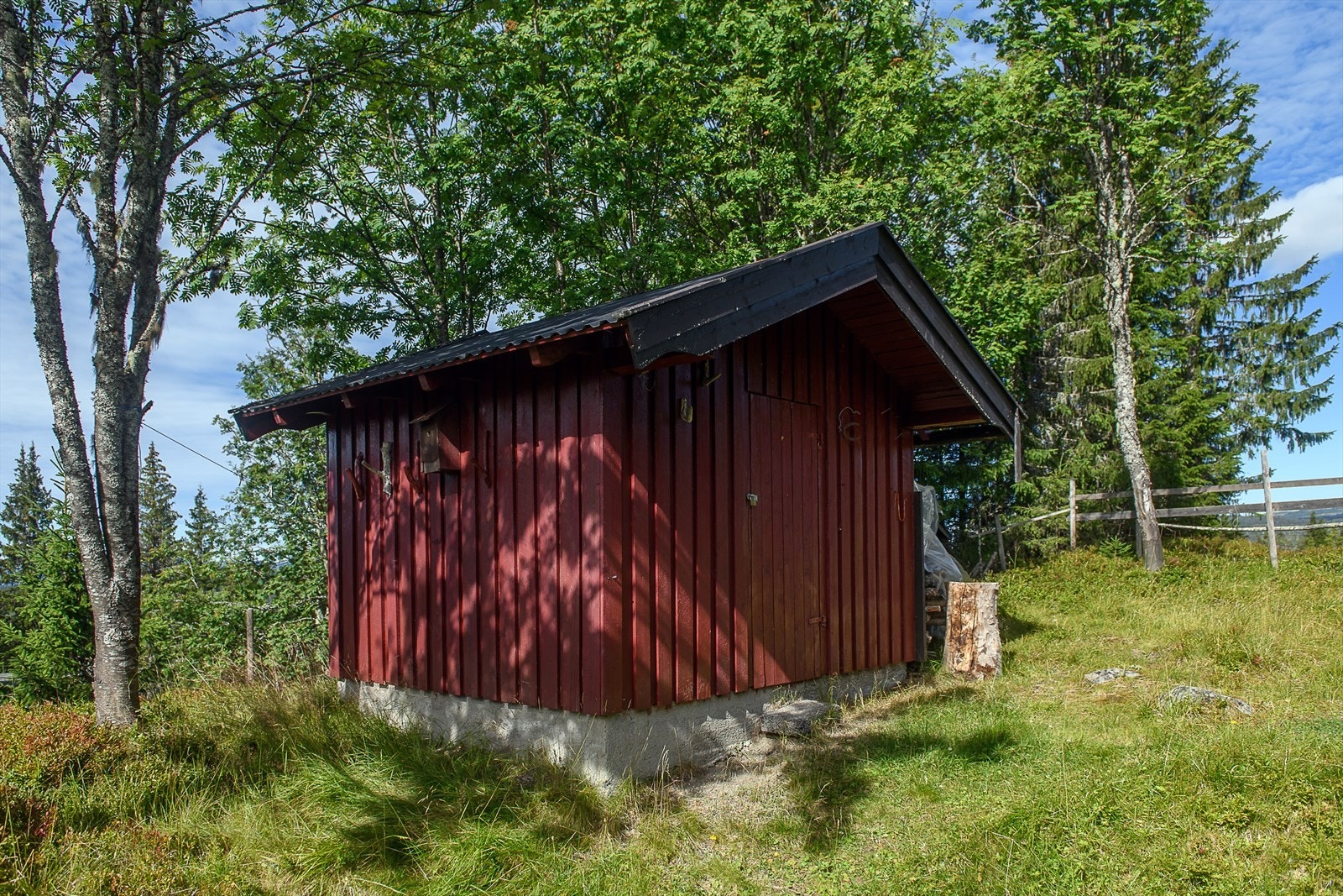 Uthuset har mønet takkonstruksjon tekket med metallplater. Galleribilde